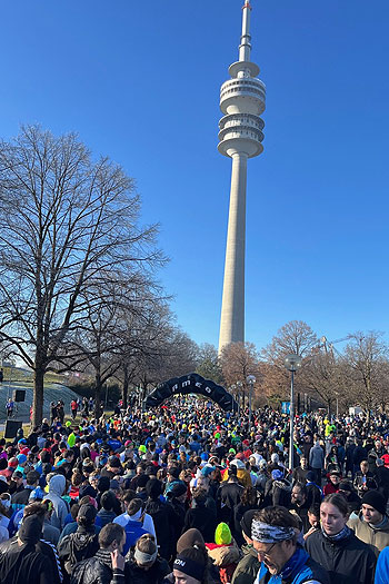 Start 10 km Lauf beim Silvesterlauf 2024 im Olympiapark (©Foto: MRRC)